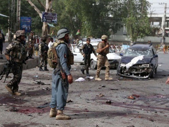 恐袭者与阿富汗武装人员驳火的街头，血迹斑斑。互联网图片