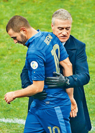 迪甘斯（右）自賓施馬一五年捲入勒索前法國隊友華布拿的色情影片案後，一直拒絕徵召這名皇家馬德里球星。