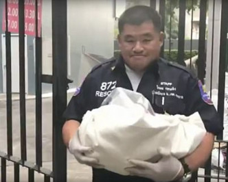 警员带走婴儿的尸体。