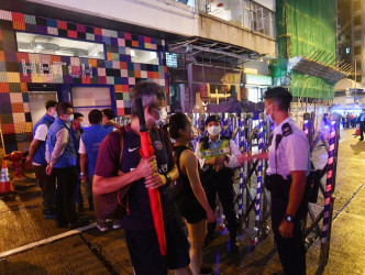 政府晚上7时30分围封上环尚贤居，要求居民接受强制检测。