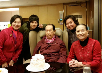 何鴻燊95歲壽辰，太太藍瓊纓(右一)與子女們為他祝壽。