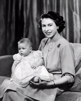 皇室官方上載英女皇手抱襁褓時的查理斯嬰兒照。Ig