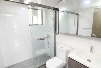 浴室牆身以白色雲石設計，高雅簡潔。