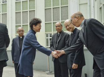 行政長官林鄭月娥與天主教香港教區副主教蔡惠民握手。資料圖片