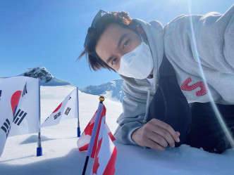 李敏镐与雪山山顶的韩国及加拿大国旗Selfie。