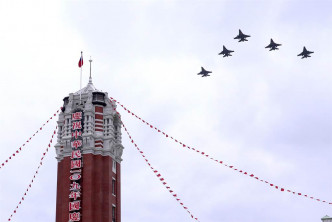 台湾5架空军F-16V战机飞越台北总统府上空画面。网上图片