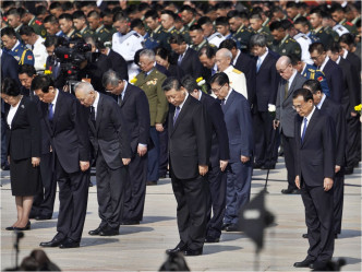國家主席習近平與眾人低頭默哀。AP圖片
