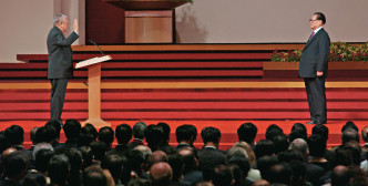 2002年，董建华连任行政长官，由江泽民监誓。