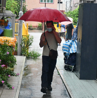 失踪男子的兄长到场 向消防了解后上山。