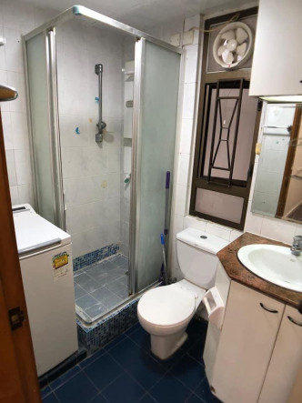 浴室采淋浴间设计，可免却水花四溅的问题。