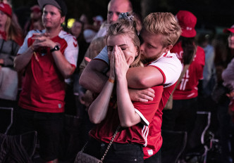 丹麥球迷痛哭。 AP