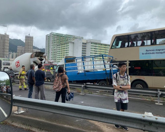 货车的车尾插入巴士车头司机位内。图:网民Tsang Heilaam‎香港突发事故报料区