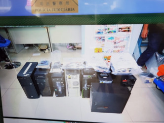 香港警方在行动中检获多样电子产品。