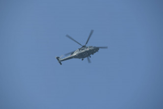 直升机在上空盘旋。