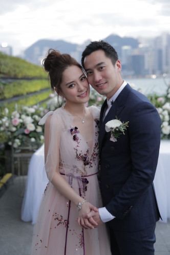 锺欣潼与赖弘国上周惊爆戒结束14个月的婚姻！