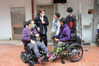 胡鴻鈞得知部分傷健人士在保養及維修輪椅方面有一定的經濟壓力。