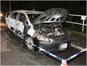 一輛報失的七人車被發現在大埔滘紅林路起火。