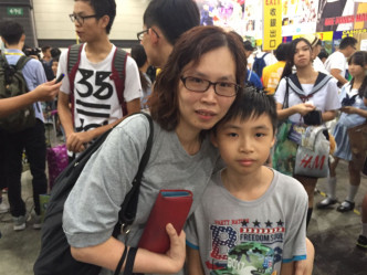 杜小姐與12歲兒子搶購福袋。