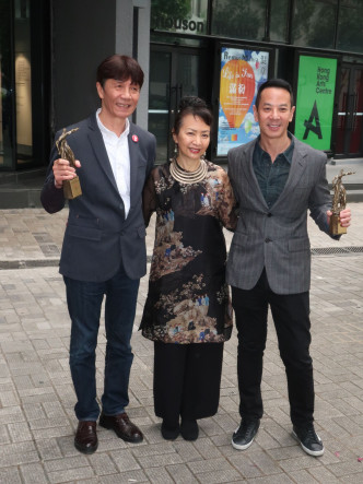 早前区嘉雯陪同《叔‧叔》导演杨曜恺和男主角太保领取「香港电影评论学会大奖」颁发的最佳电影及最佳男演员。