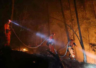四川凉山「3.28」森林火灾消防奋力扑救。