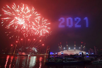 烟花、灯光和无人机为伦敦迎接2021年。AP图片