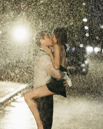 婚照在雨中拍摄，非常浪漫。
