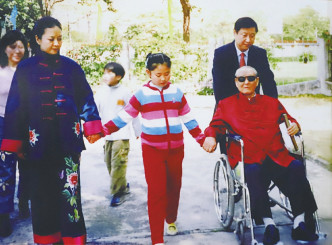 習仲勛和習近平一家。前排左起：彭麗媛、習明澤、習仲勛，推輪椅者為習近平。新華網圖片