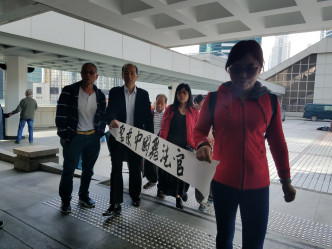 有公眾人士在庭外拉起寫有「要求中國籍法官」的橫額。  黃梓生攝