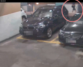 C29片段零時49分見到疑似周梓樂行經停車場2樓，提起右手疑在使用手機（紅圈示）。