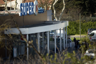 法国西南部一间超市周五发生枪手挟持人质事件。美联社