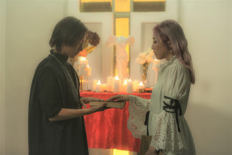《心獸(怪物Version)》MV中，Manson飾演神父，Mischa向他告解。