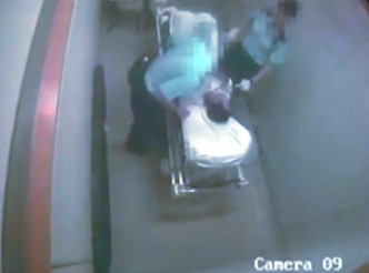警员涉在医院殴打被扣留男子。林卓廷提供影片截图