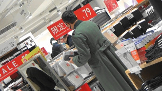 鄧梓峰去服裝店買保暖褲及衫。