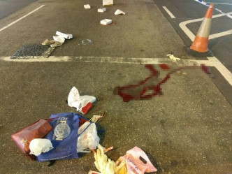 妇人的随身物品散落一地，现场亦有大量血迹。网民HT Carson Chan/香港突发事故报料区fb群组