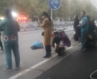 女生倒卧马路。网上图片