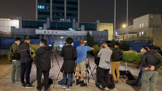大批传媒在机场警署外守候。