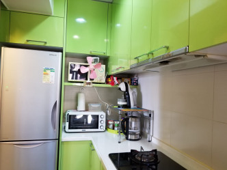厨房设有青色厨柜，别具特色，兼提供充裕的置物空间。