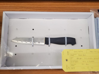 警方指，刀具与何惠彬在社交平台上上载的相片十分相似。