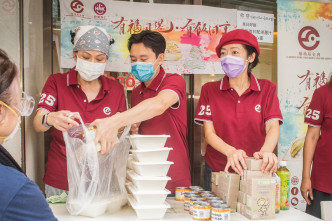 余安安、凌文龍合力運送100個愛心飯盒，並即時派送到失業及低收入基層人士手上。