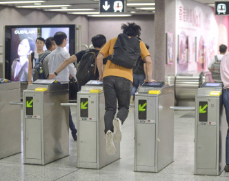 銅鑼灣港鐵站內一名青年疑似「跳閘」。資料圖片