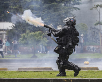 警方施放催淚彈阻止示威者堵路。AP