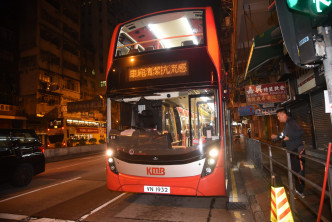 一名男子於深水埗衝出馬路追巴士，打爆車門玻璃。