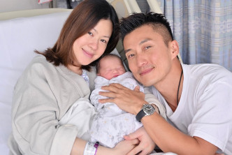 陈山聪晒一家三口照正式当爸了。