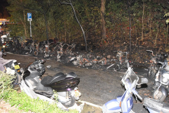 电单车损毁严重，烧剩车架。