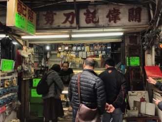 关先生指，店铺由爸爸开始经营，他接手已43年，主力售卖锁类。