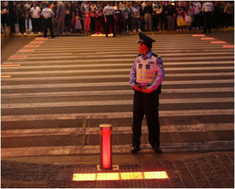 上海警方启用的国内首套行人过马路提示系统。网图