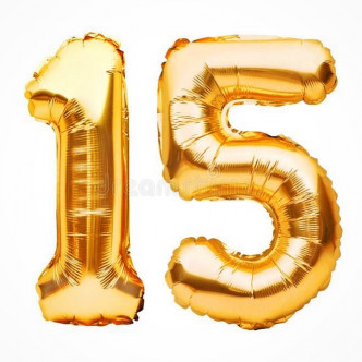 T.O.P贴上15字样的金色气球照。