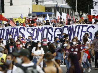 巴西市民不满政府轻视疫情，要求总统下台。美联社图片