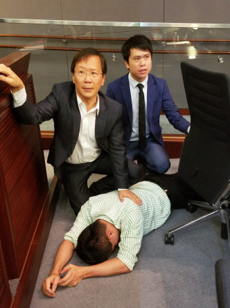 范國威倒地，郭家麒、鄺俊宇要求召喚救護車。