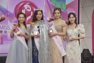 （左起）季军冯宝欣、冠军郑伊琪、亚军徐蒨宁和罗佩芝。